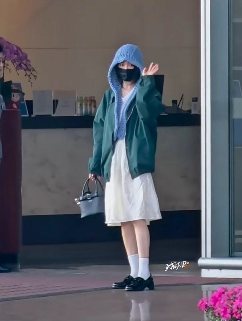 杨幂小手办 杨幂这造型简直是真人版小手办✨安安静静站着乖巧又灵动，少女感藏不住，