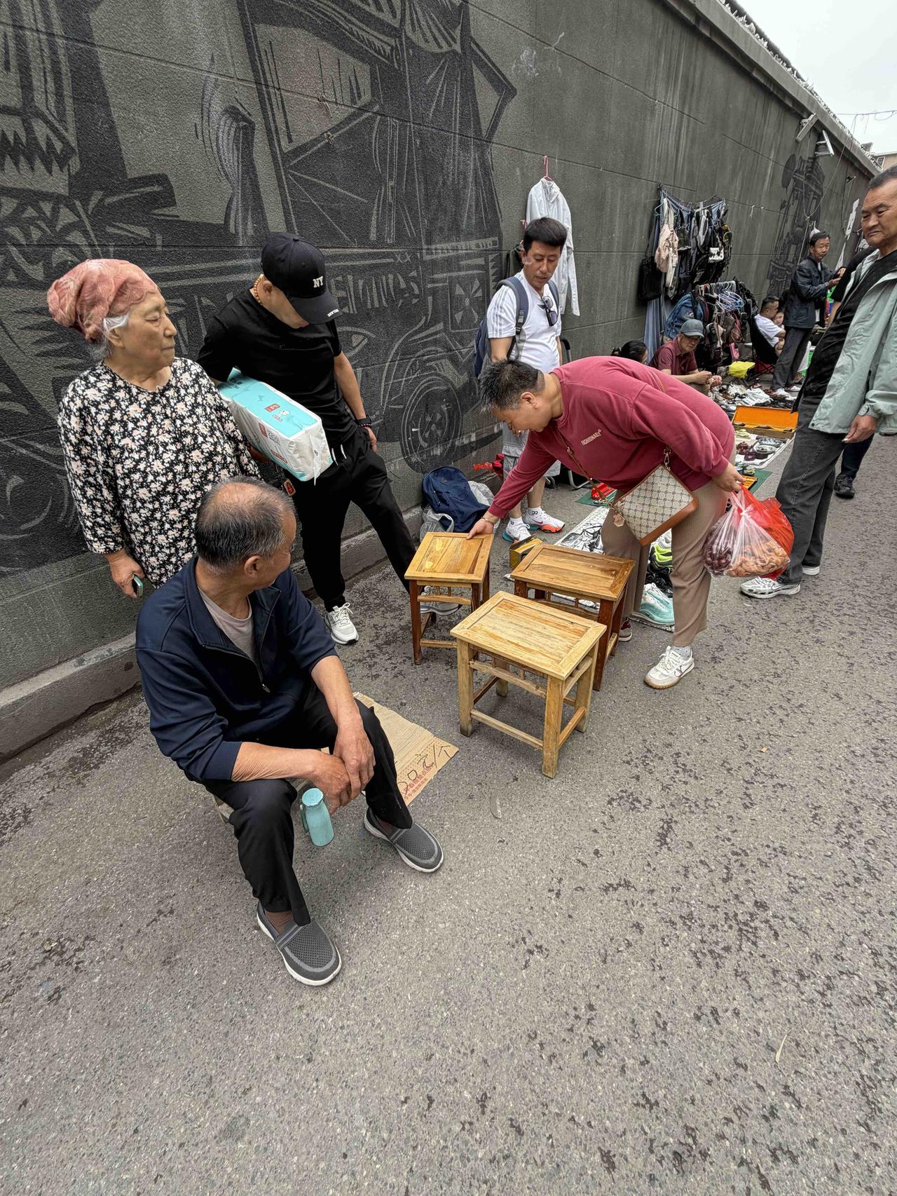 上周，我逛西安档子，走到西仓南巷时，看到一个售卖凳子的摊子，围着几位顾客，就走过