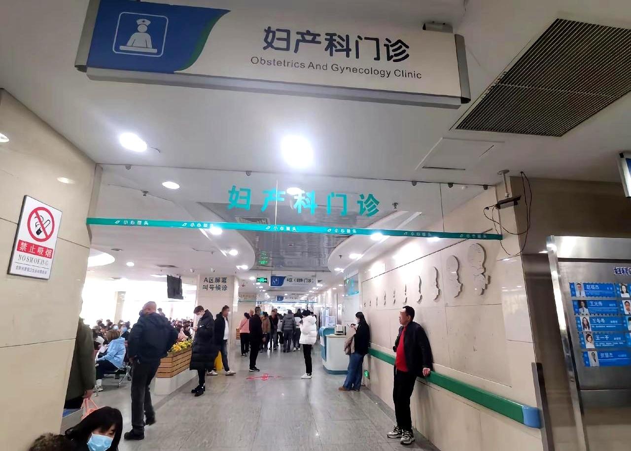 老婆在产房疼得撕心裂肺命悬一线，老公居然在烧烤摊发朋友圈庆祝“自由了”，这种窒息