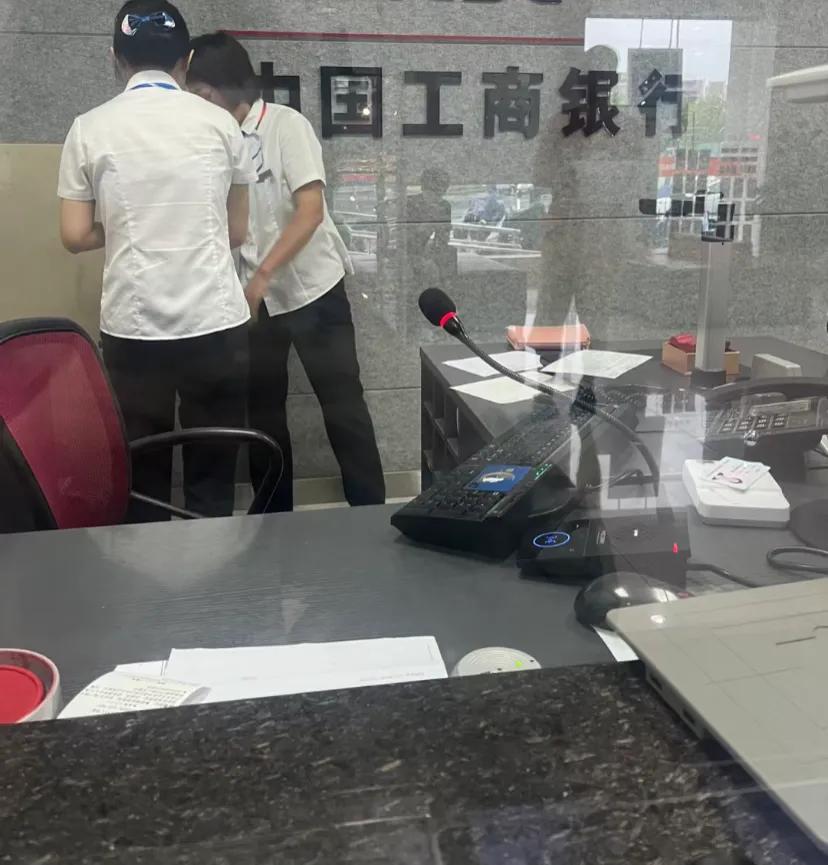 每次去银行都感觉不太适应
柜台小姐姐恨不得一句话说好多敬语，双手接卡或者接钱(
