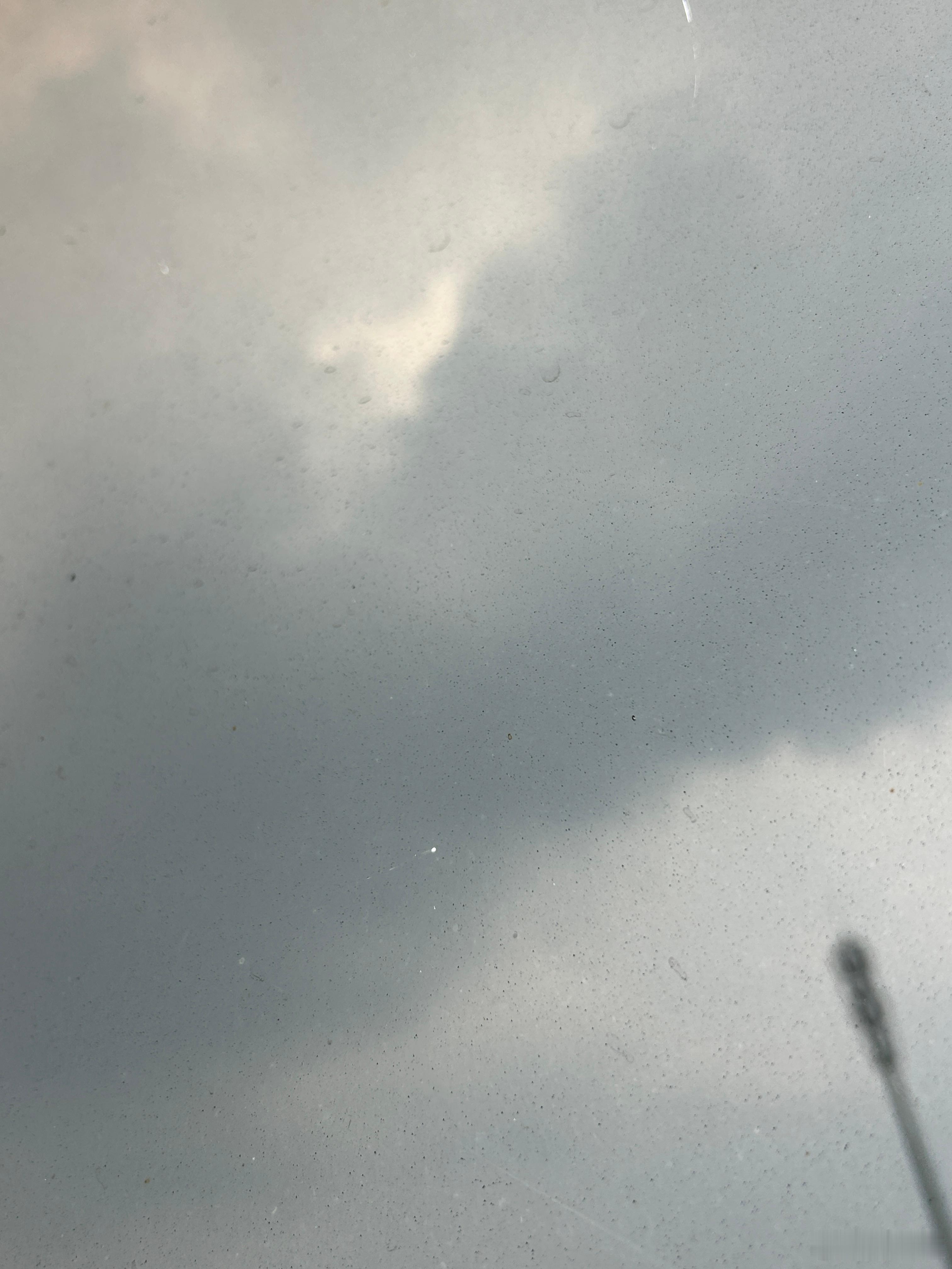 我一来办公室就阴天，我在家的时候还给装不下雨的样子，还出太阳呢，刚到这就阴成这样