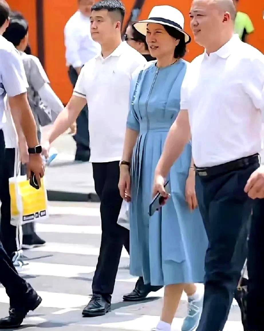 事业才是顶级医美。水蓝收腰裙配运动鞋，这状态哪像年过七旬？

董明珠闪现成都太古