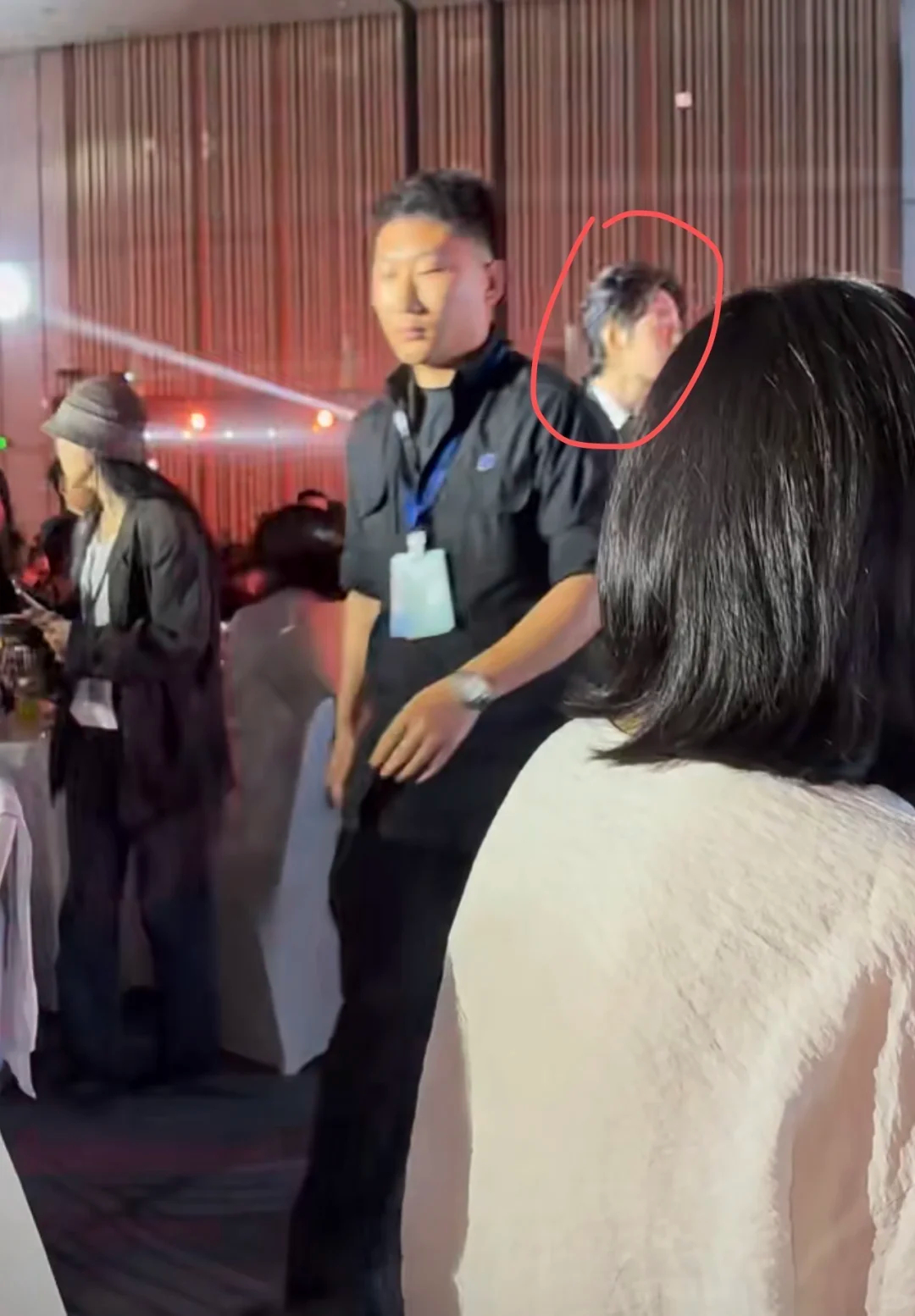肖战听到杨紫名字回头终于同框了，她看向他他听见她的名字的时候，回头看大屏幕笑了?