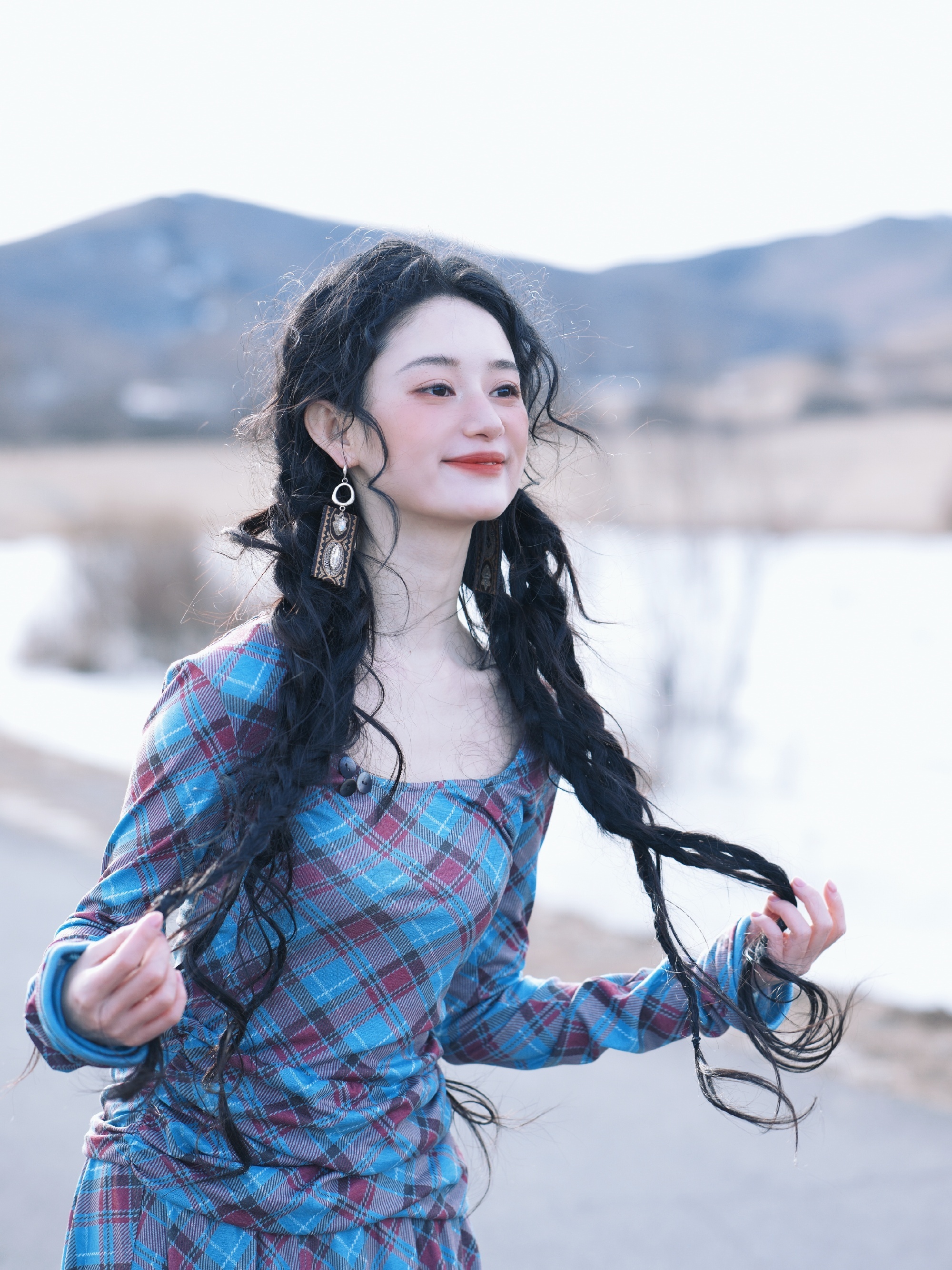 郭晓婷拎着一袋土豆参加活动谁懂啊！郭晓婷线下被剧粉送了一袋土豆，直接梦回《仙剑3