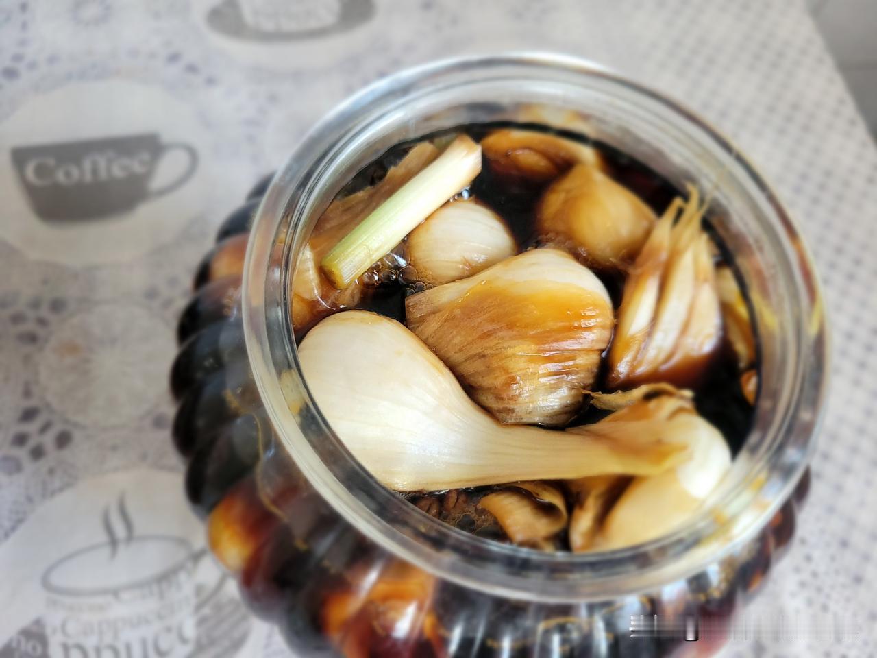 酱油蒜腌完了，肉眼可见的好吃。昨天往装蒜的玻璃缸里倒调料时，调料的味道特别香，可