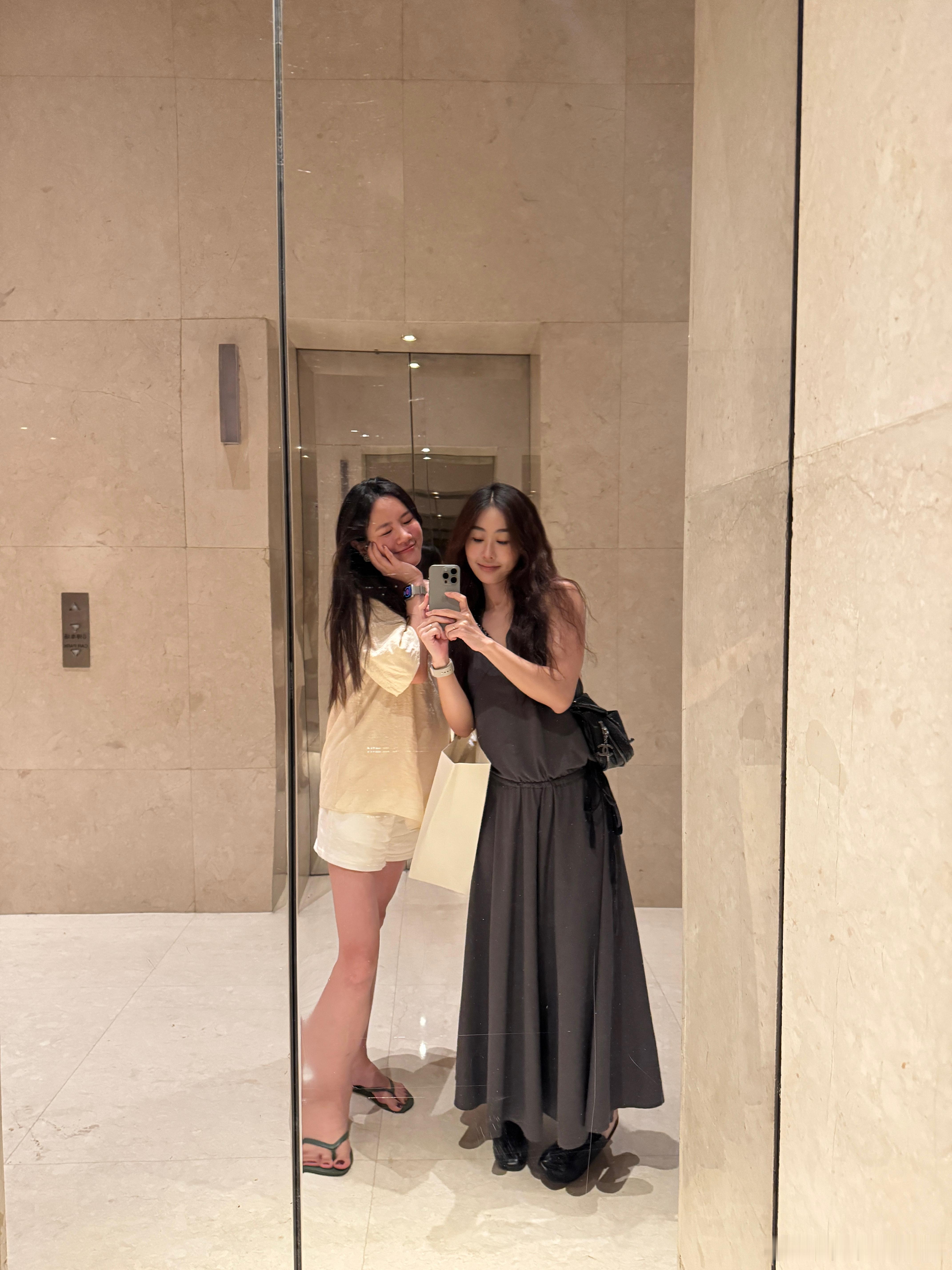 明明下周就会在la见到今天还非要在上海大聊四小时到底什么事情这么重要？原来是她活