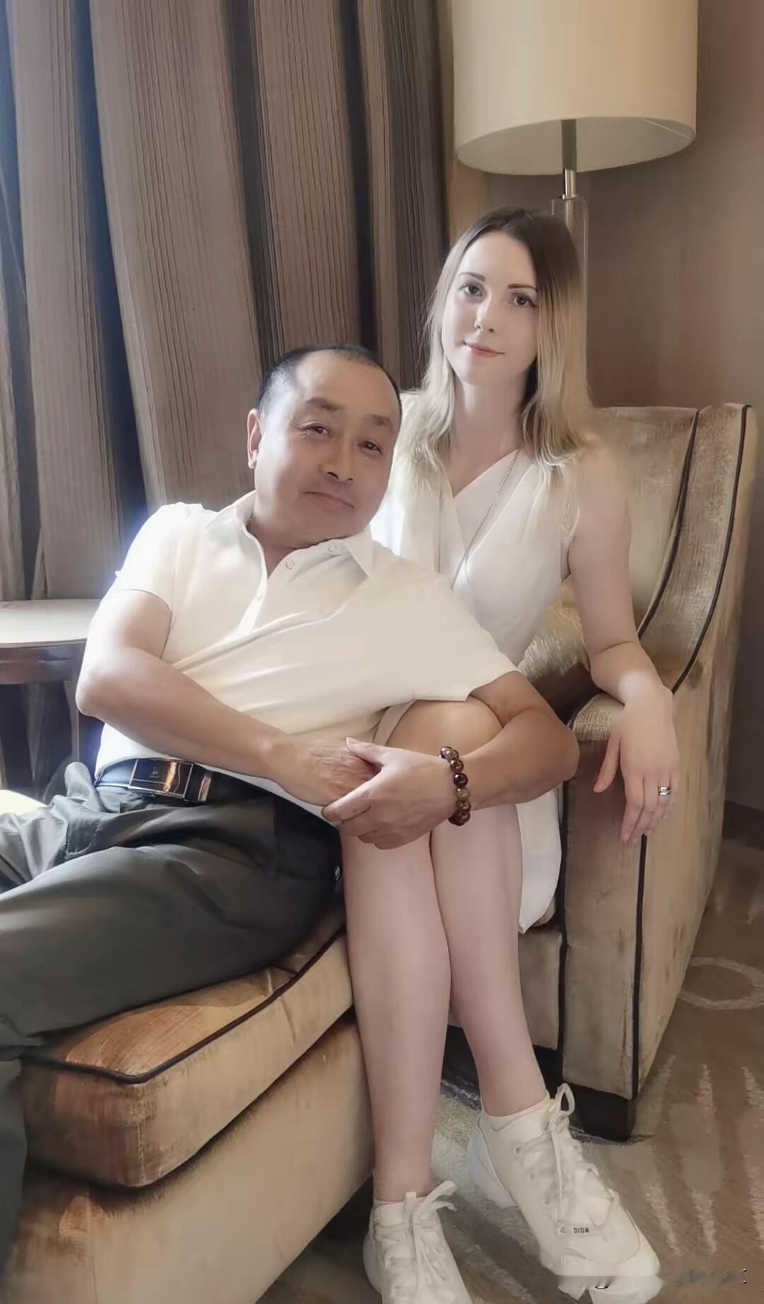 照片中的这一位美女好漂亮啊，端庄优雅，美丽动人，笑起来真好看，看着像是混血儿，不