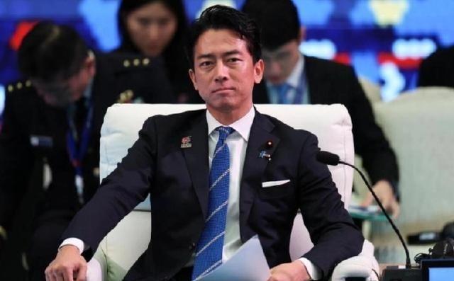 路透社报道：“日本防卫大臣小泉进次郎周日视察与那国岛军事基地，宣布推进该基地导弹