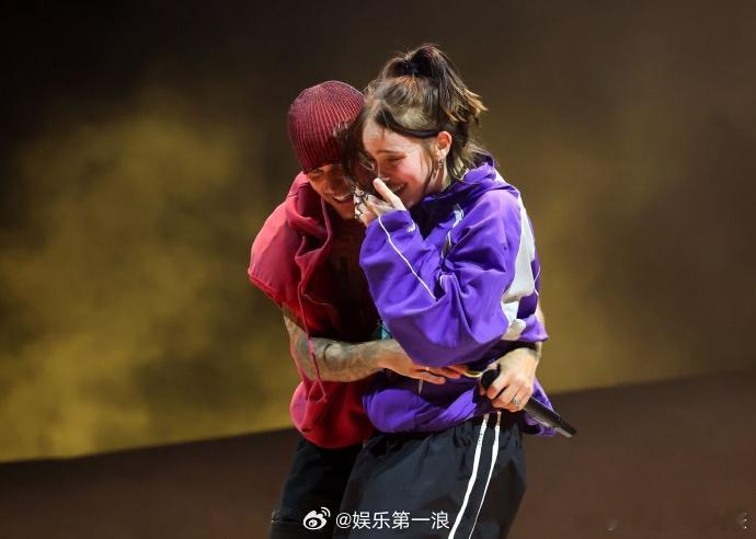 比伯碧梨科切拉舞台照 比伯晒与碧梨科切拉舞台互动照，恭喜碧梨追星成功~ 