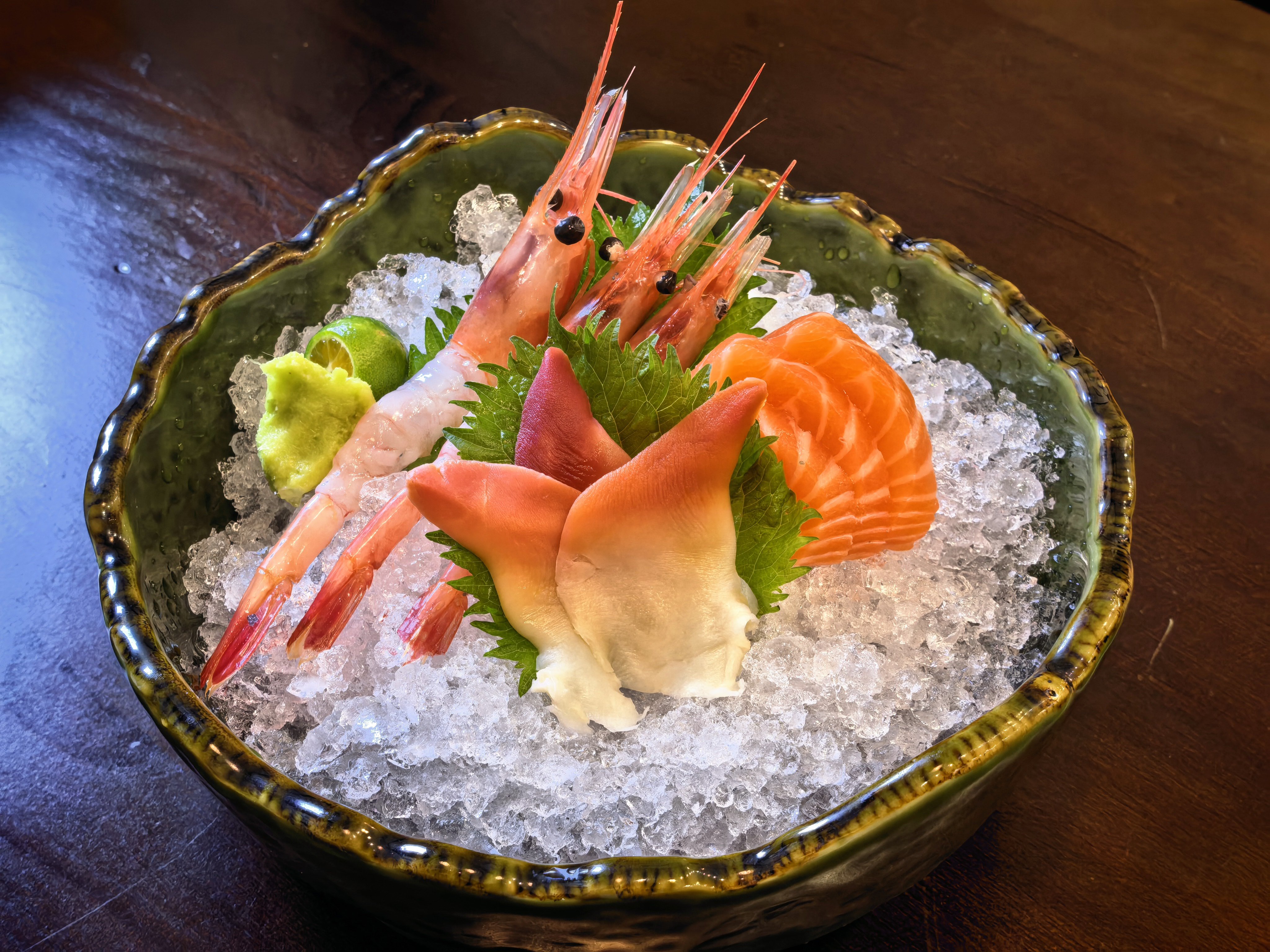 昨天我妈请我吃潮汕牛肉火锅，今天我请她吃日料，这样的组合吃起来就很Nice～ 