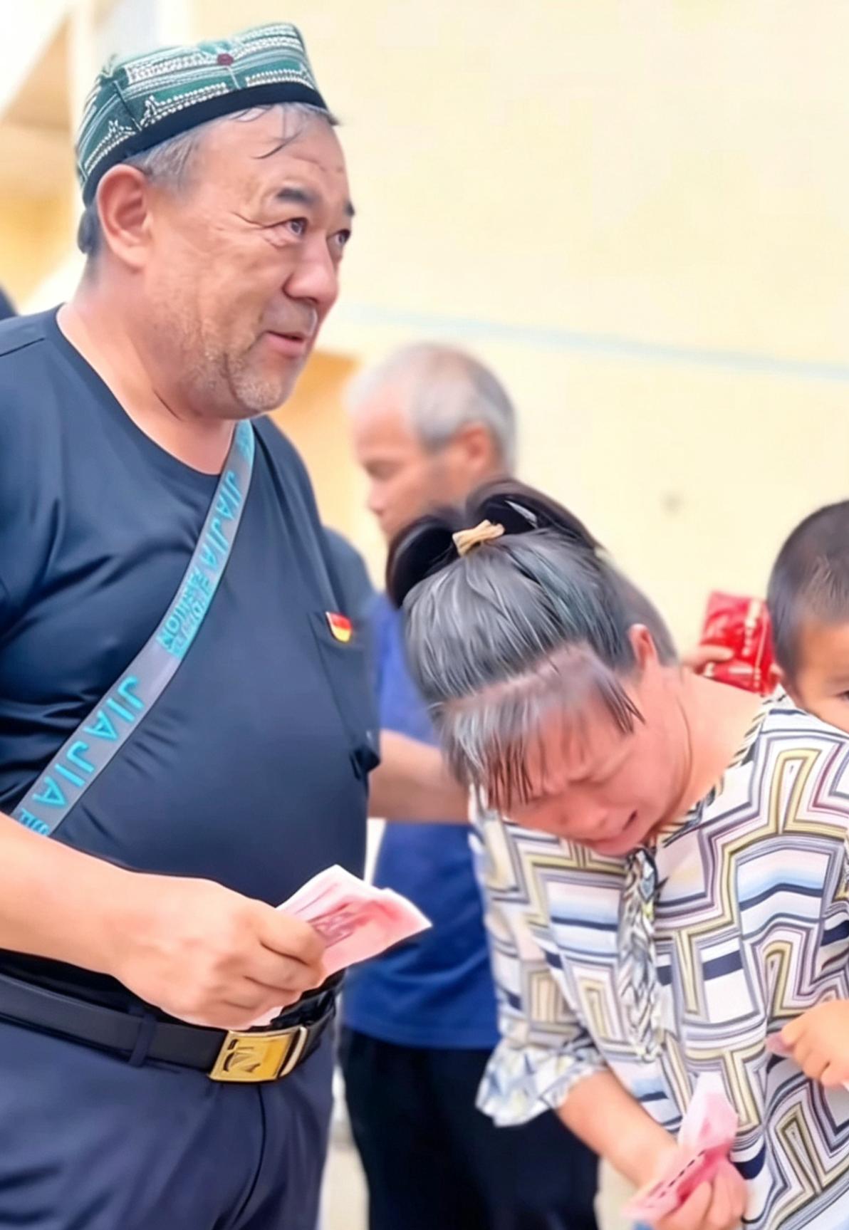 这一路走了四千多公里，

就为了亲手把钱递到灾民手里。

阿里木江·哈力克，68