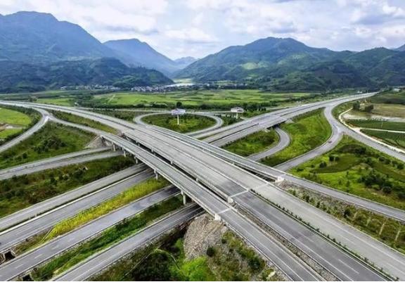 14亿中国人养不起高速？8年亏空6万亿，美国高速免费却能盈利。美国的高速随便上，