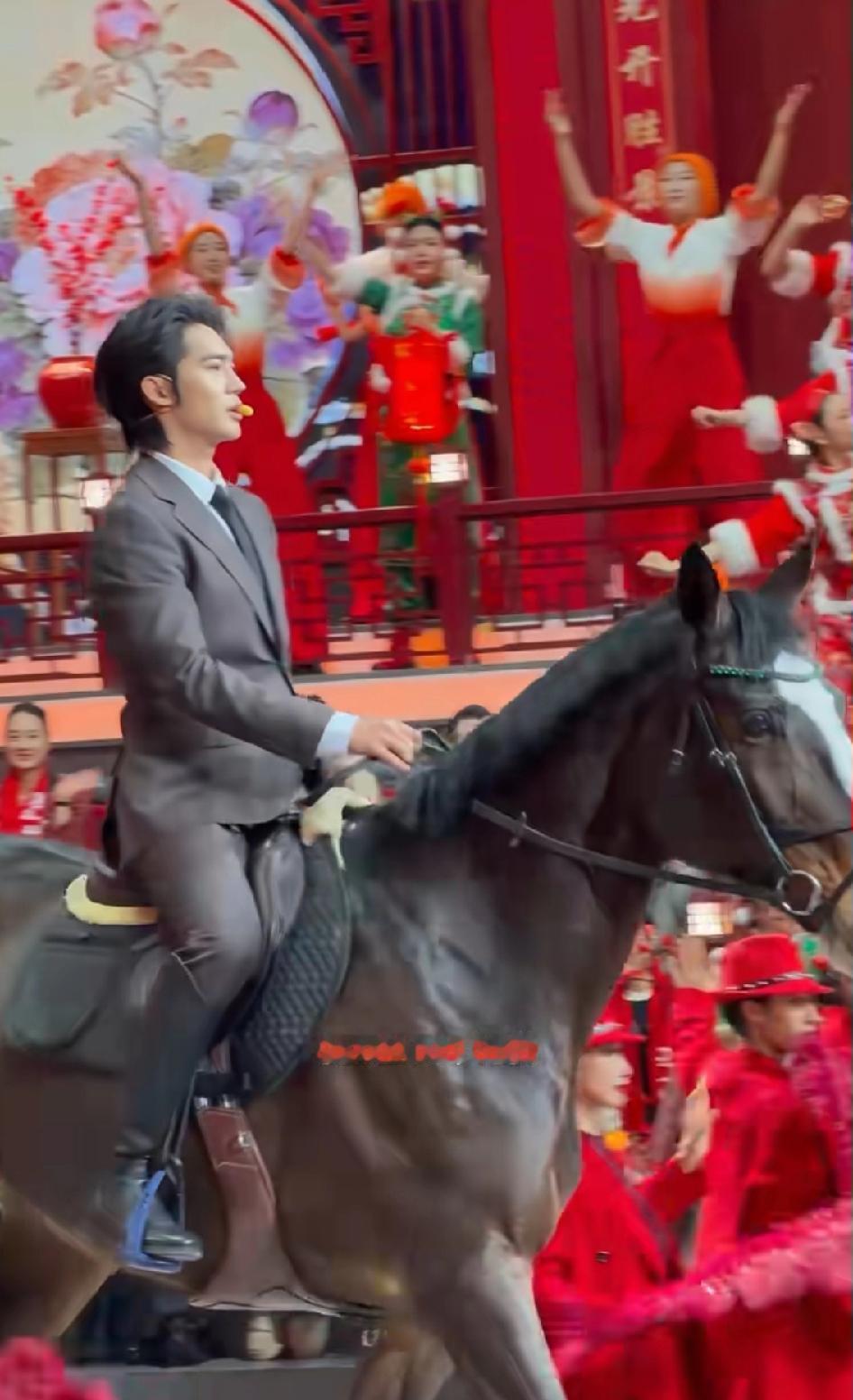 今年辽宁春晚最大的赢家就是他了！

而且还是史无前例的。

这个排面真的是拉满了