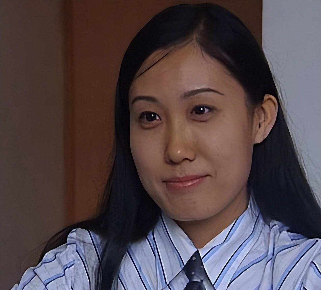 上世纪九十年代，文坛曾杀出一位红遍全国的00后天才少女庞秀玉。14岁斩获各类文学