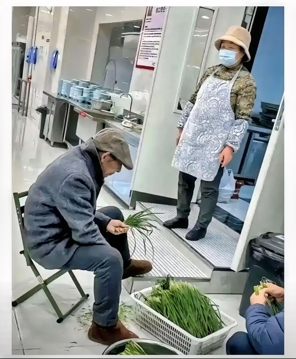 以前总觉得刘强东是靠自己起来的，
直到了解了来龙去脉，
我才知道，大东子的成功，