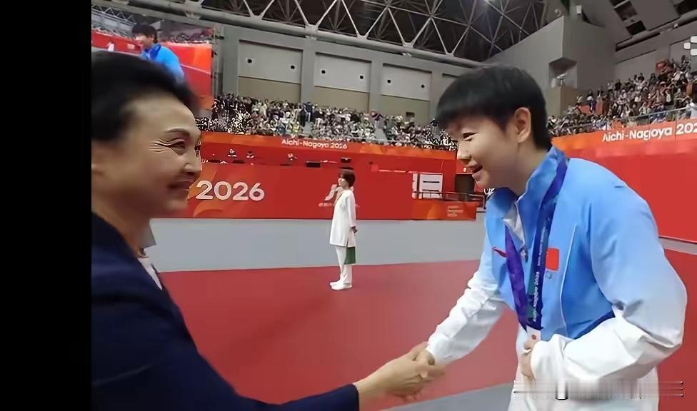 莎莎又多了一个新粉丝：
李玲蔚！
她给莎莎颁奖，说：
希望洛奥再见
苍天如你所愿