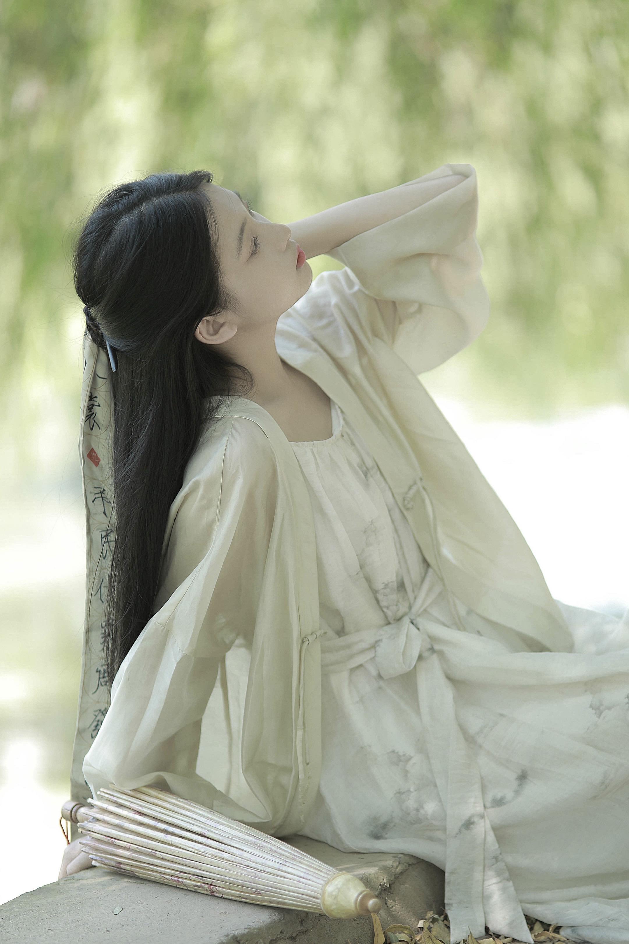 素净一张脸 收敛了眉眼。几年前的一组商图存档