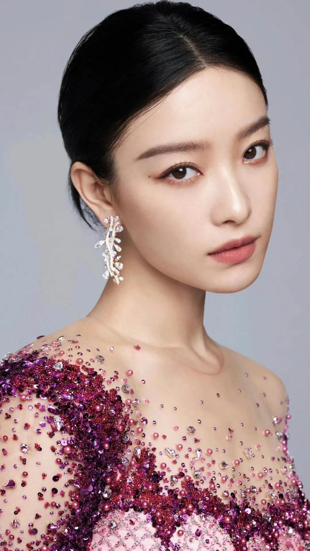 北影节红毯现高光时刻！朱一龙倪妮执伞同框演绎氛围美学】

北京电影节红毯骤雨初歇