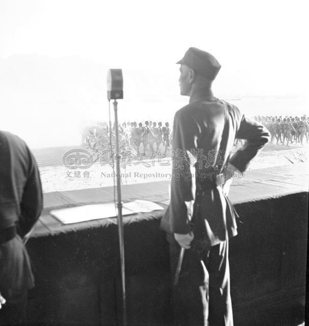 1942年9月7日在西安黄埔分校检阅部队。