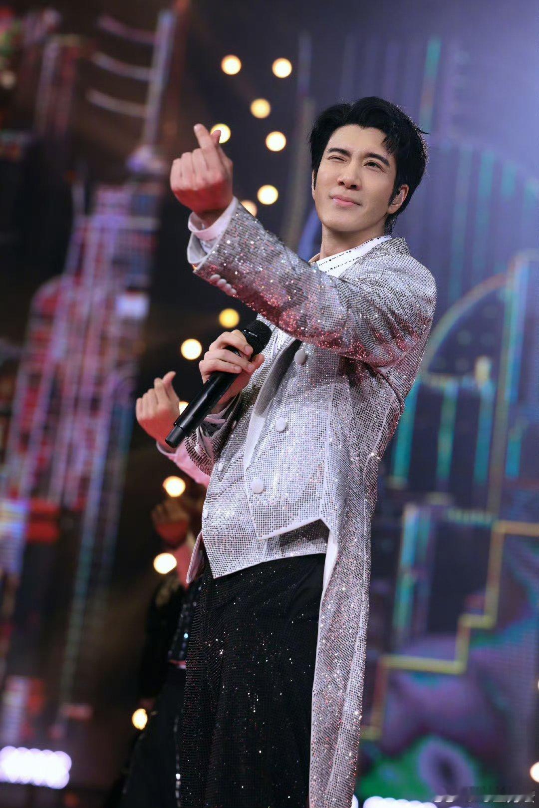 王力宏唱shallow其实很deep 二哥演唱shallow的现场堪称视听盛宴，