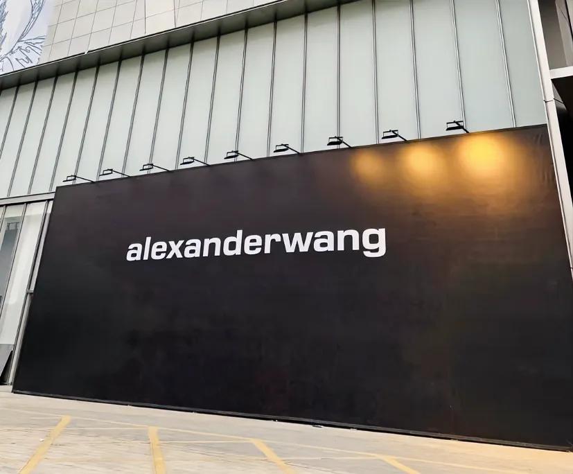 合肥银泰in77还有3天就要开业了
目前门神围挡只有Alexander wang