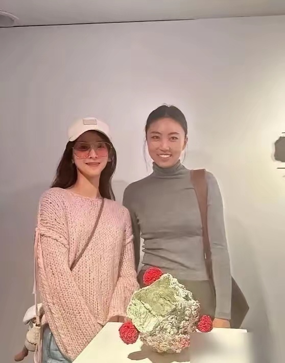 尽管章泽天身为百亿富婆，但在私下里，她依然展现出一面青春少女的一面 