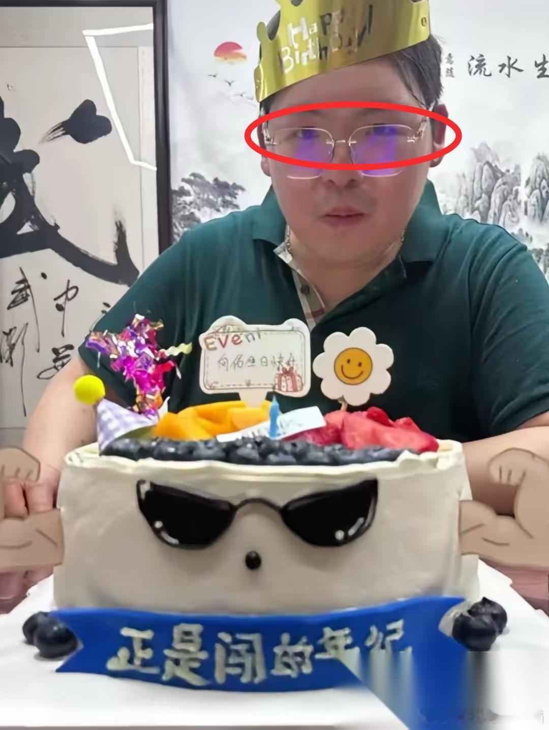 明眼人其实一眼就看出来了， 向佑为什么不进娱乐圈， 根本不是因为长的太胖了，而是