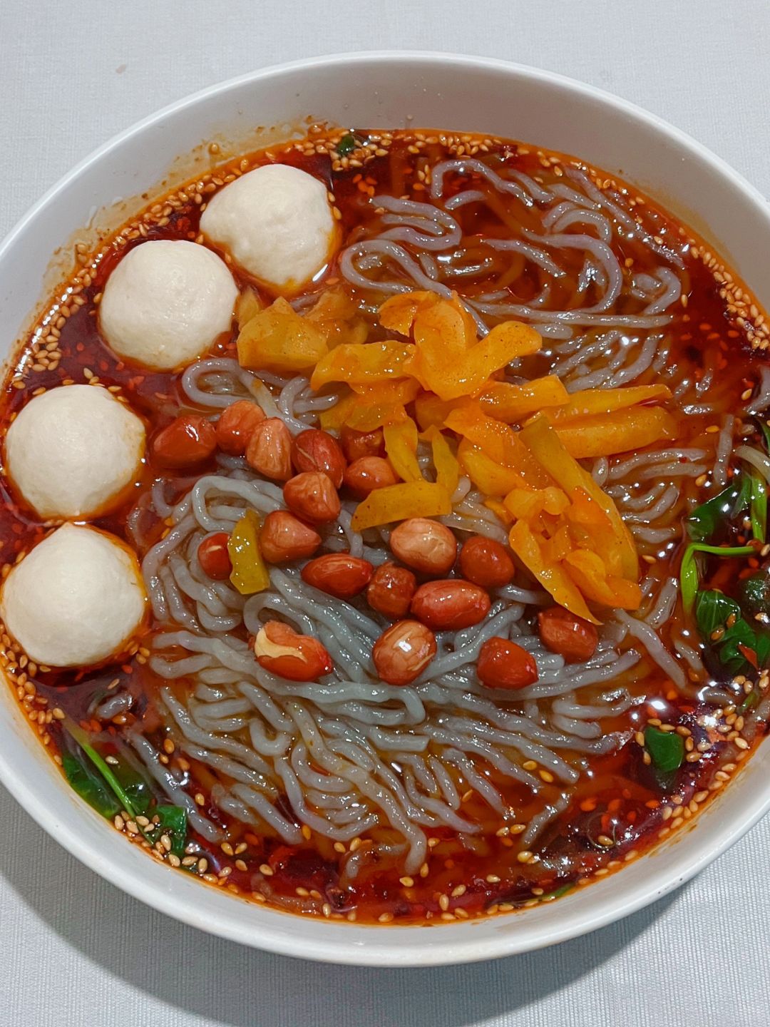 大口嗦粉的感觉真的太快乐了🍜鱼丸酸辣粉！