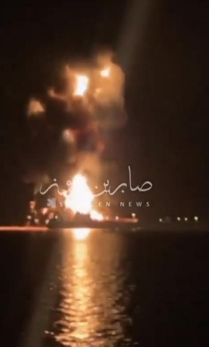 据报道，伊朗在此次冲突中首次部署自杀式快艇，在伊拉克南部巴士拉附近撞击了两艘油轮