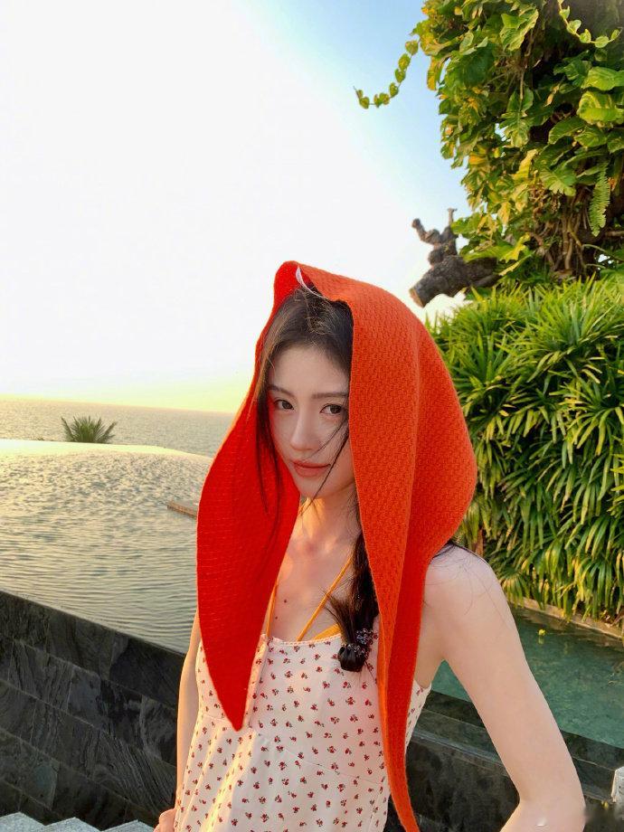 鞠婧祎落日剪影鞠婧祎海边落日九宫格 鞠婧祎海边落日九宫格，没有一张是不漂亮的 