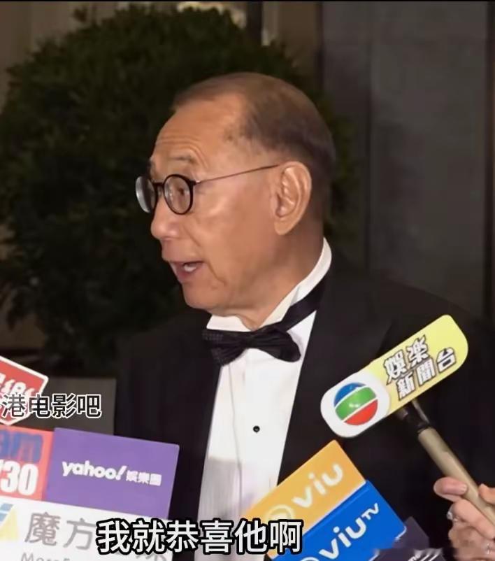 杨受成为陈伟霆儿子准备几十万足金杨受成说陈伟霆正在出工，所以没有来参加晚宴，不过