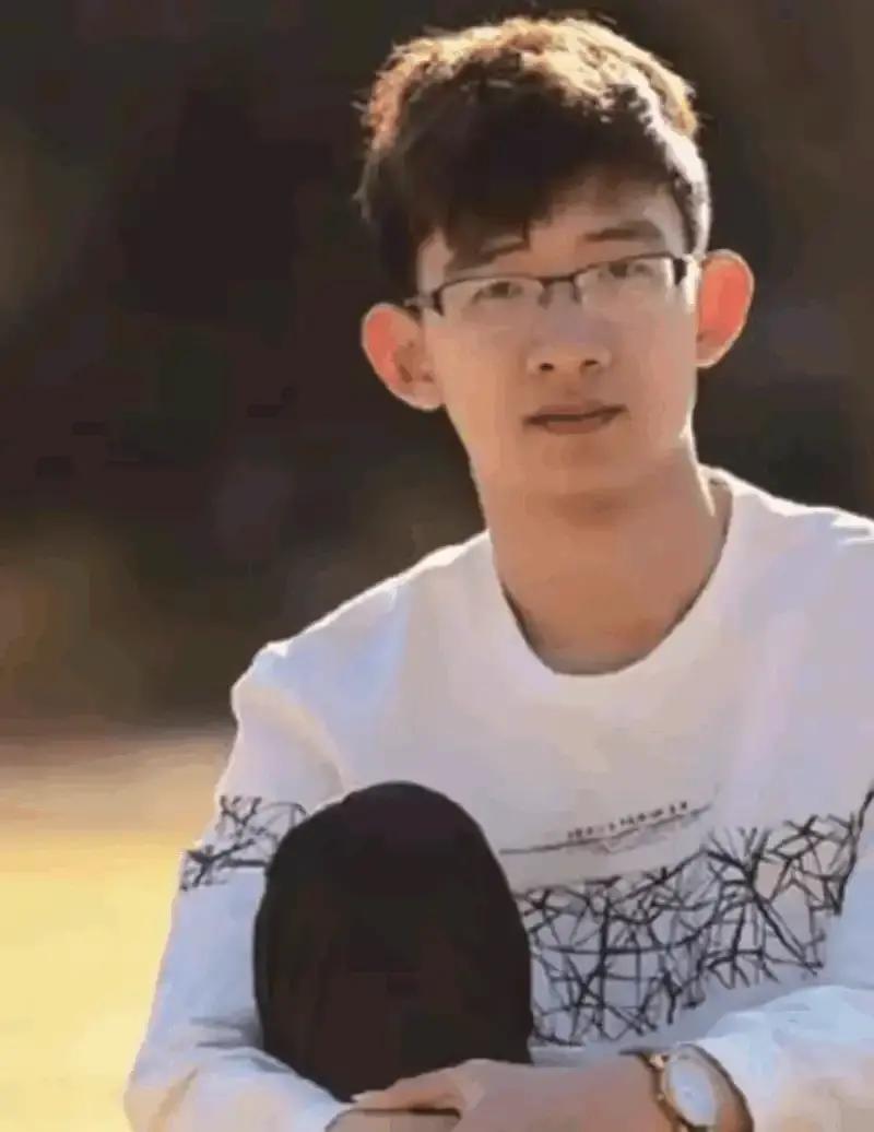 “北大学霸”刘嘉森语出惊人：我的同学里，父母有钱有势的大有人在，父母是博士、硕士