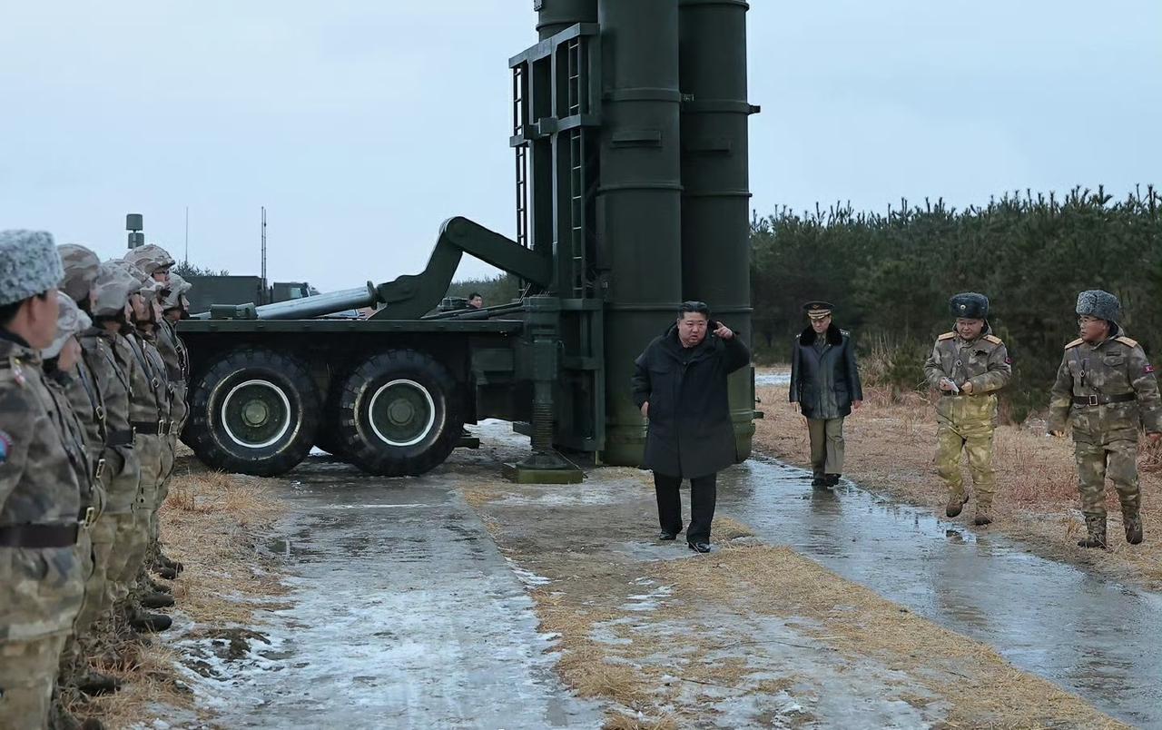 这是朝鲜为评估正在研发的新远程防空导弹系统的技战术性能而进行的首次试射。发射的导