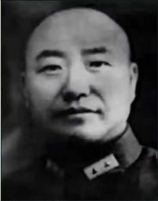 他从兵团司令员降为军长，55年授衔毛主席怒斥道：他不可不授上将。1952年，全军