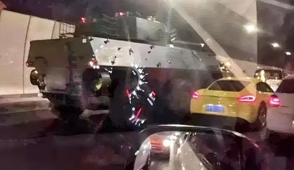 九龙坡那个十字路口，平时车来车往也不稀奇，可那天“咣”一声，直接把路人手机都吓掉