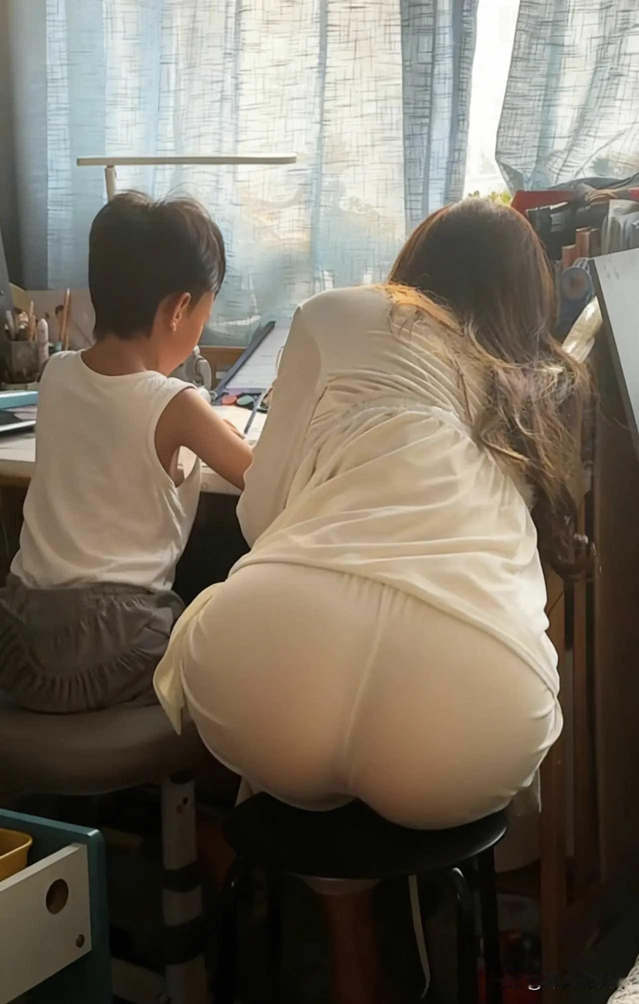 周末了，给孩子雇的家庭教师又来补课了