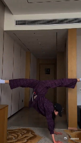 张艺凡你教这个还打算让我学吗 张艺凡真的太努力试图教会我们了！她一边耐心讲解动作