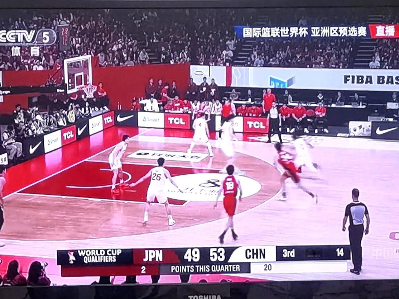 第三节还剩7分钟，中国男篮落后日本队整整15分。你关掉直播了吗？我们没关。
 