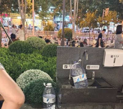 胖东来直饮水这事，争论到最后，核心根本不是水值多少钱。一桶RO反渗透纯净水，撑死