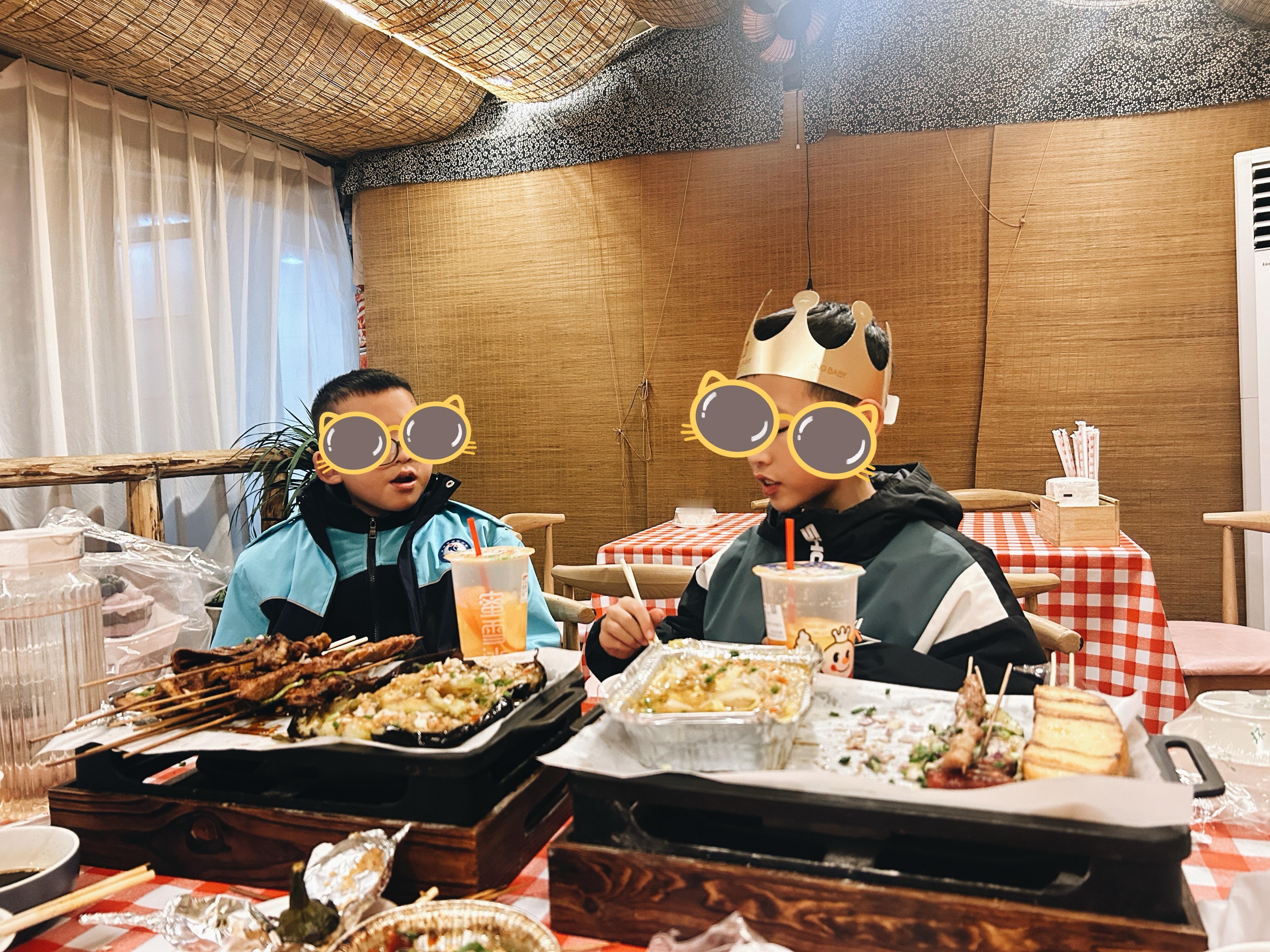 是谁明天期末考试？今晚还出去给好朋友过生日到八点五十才回家。是豪弟。看着两个小朋