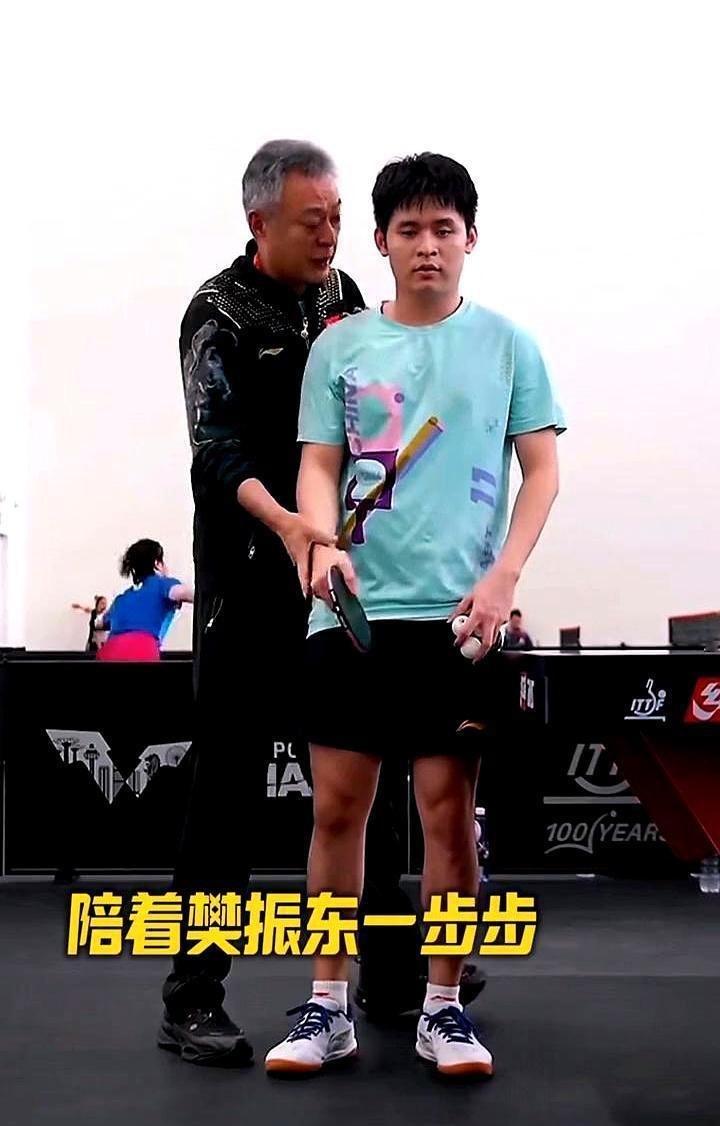 林诗栋终于熬出头了秦志戬亲手给他喂球抠动作。
 
去年他在新加坡拿三冠成最年轻世