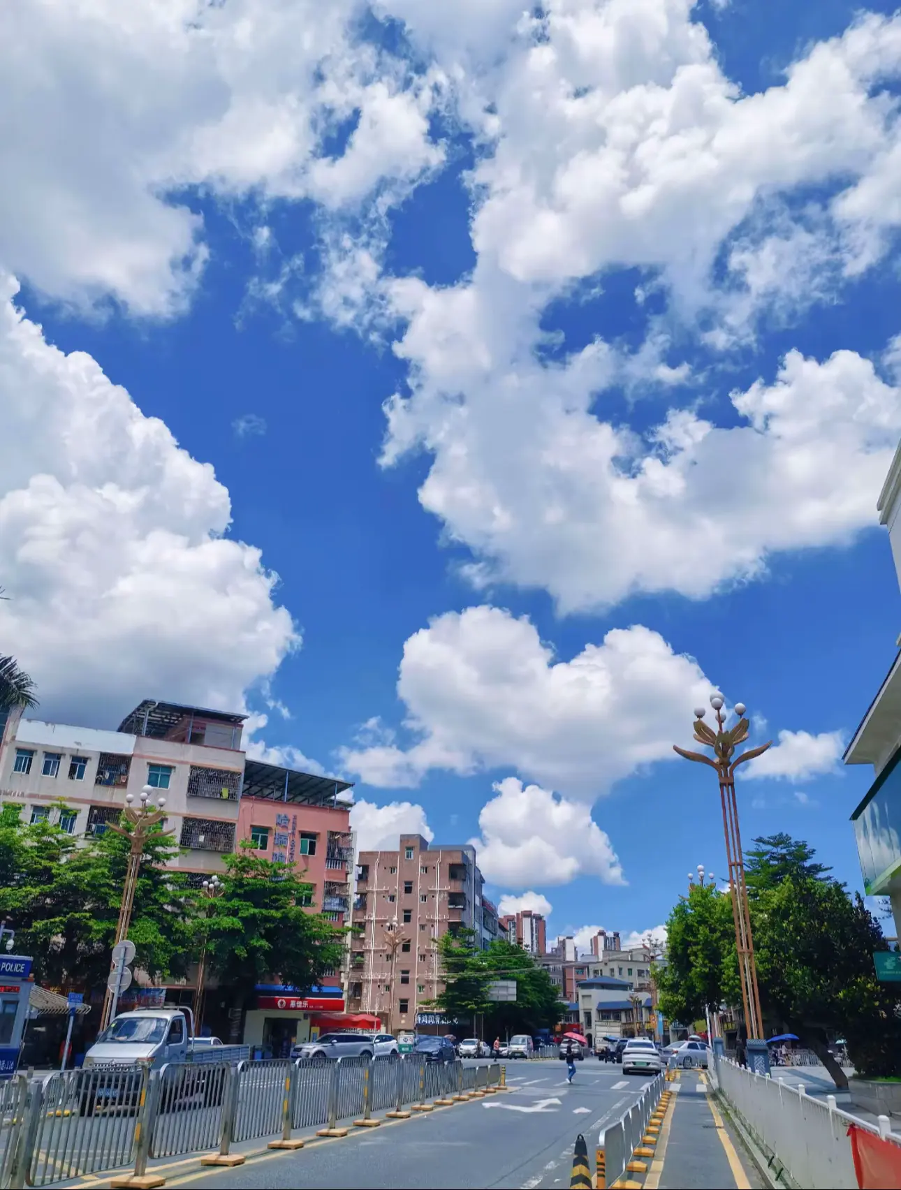 书上说：“喜欢拍天空的人，心里装满了对”自由和浪漫的渴望