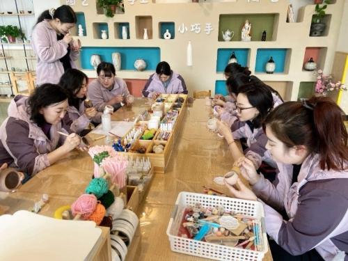 [华亭]华亭市安口幼儿园开展“瓷语和润·陶艺润心”师德师风主题陶瓷制作团建活动