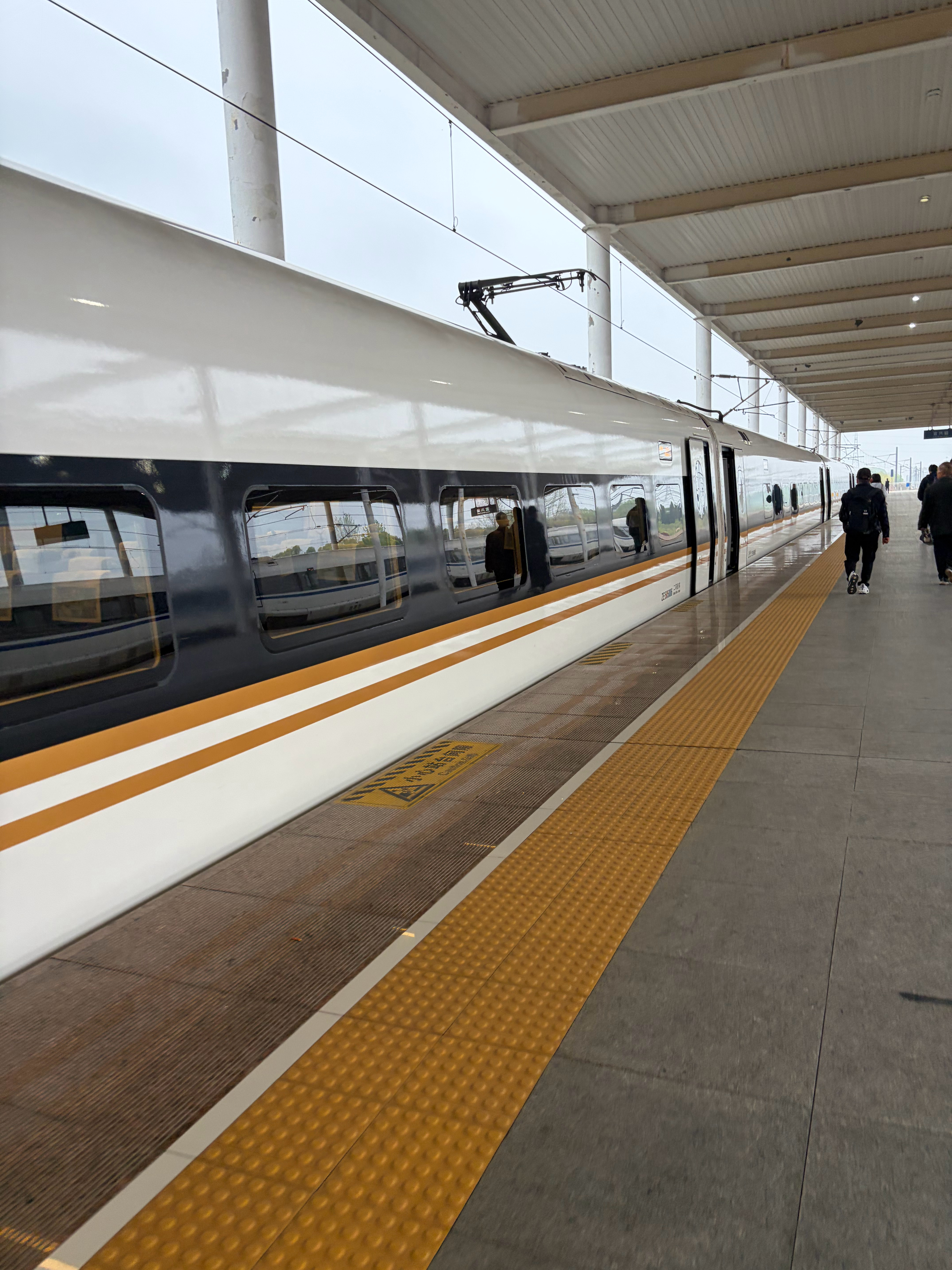 乘最早的高铁做最好的牛马 