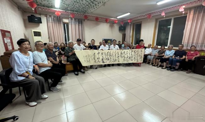 欢迎您，给老人添菜的刘昌伟老师文|孙玉良2025年7月21日，著名特型演员、非物