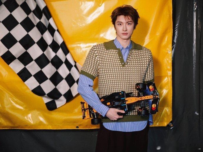 来看娱乐林一工作室必有高人指点林一毛衣衬衫叠穿林一毛衣衬衫叠穿氛围感拉满，工作室