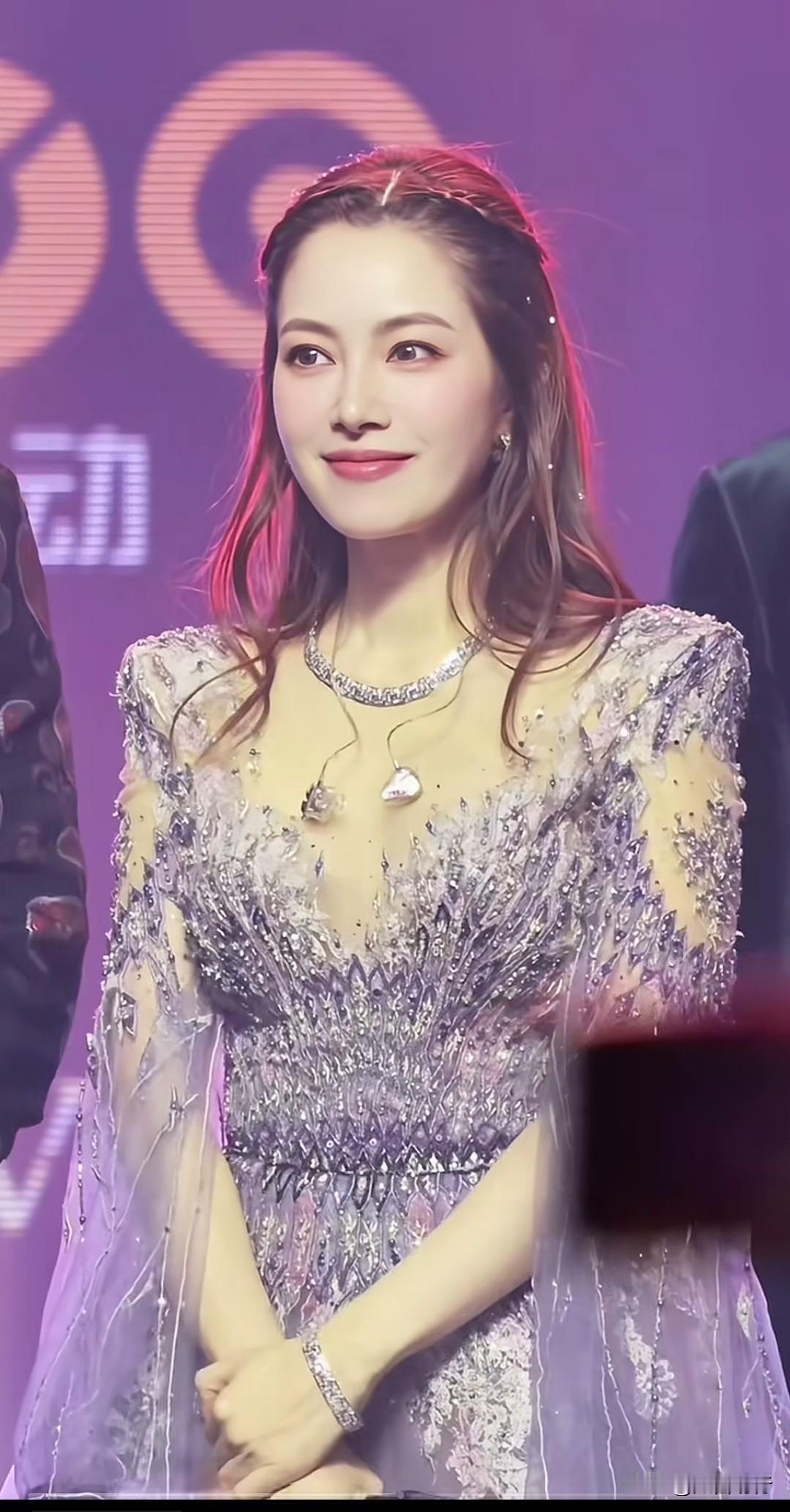 章子怡和徐怀钰的区别，徐怀钰眼里有光，章子怡没有，光就是道家讲的真，修真，俩人真