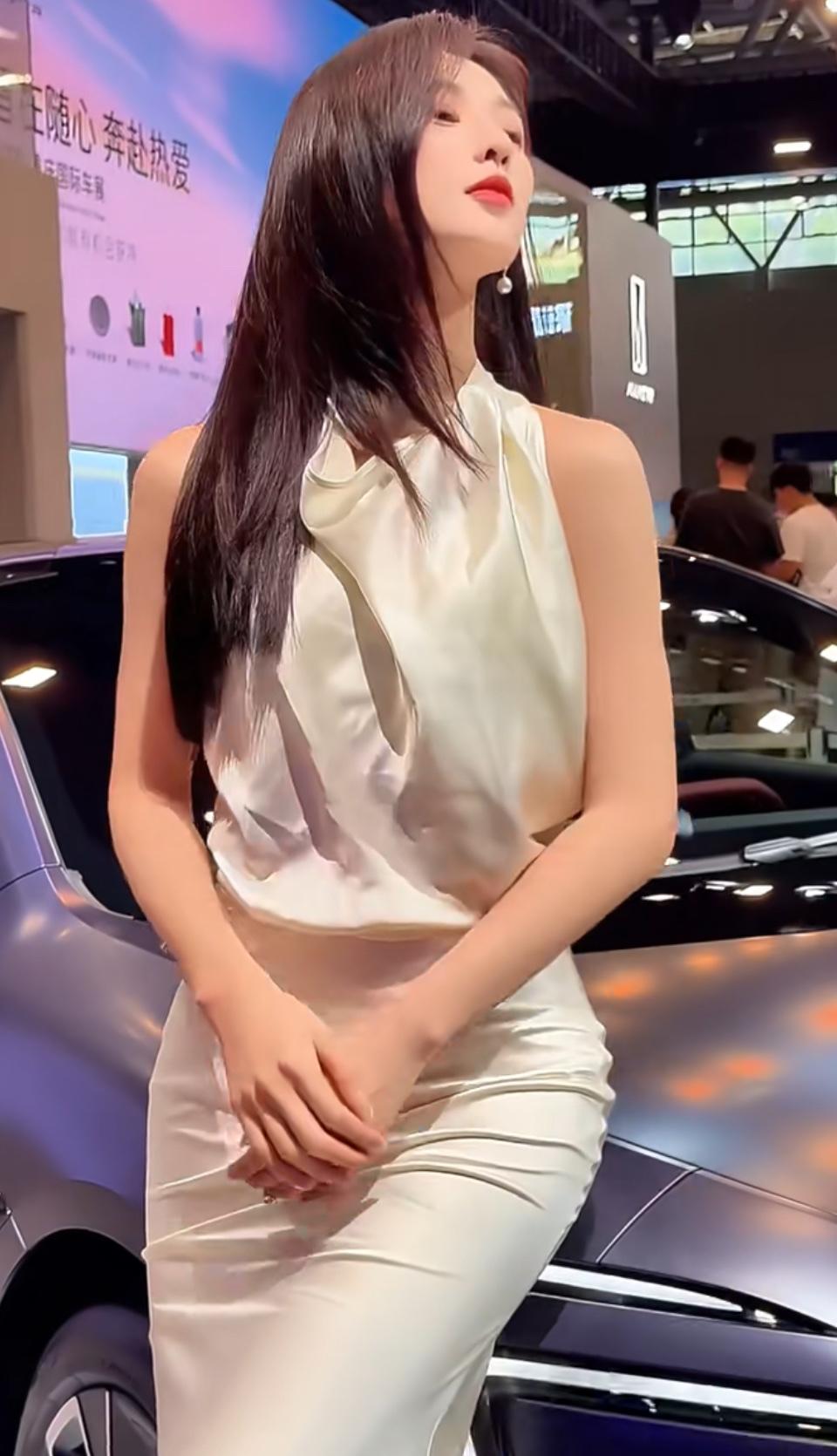 优雅车模，时尚车展，魅力四射！
车模 美女车展展示 
此图片没有传播色情意图