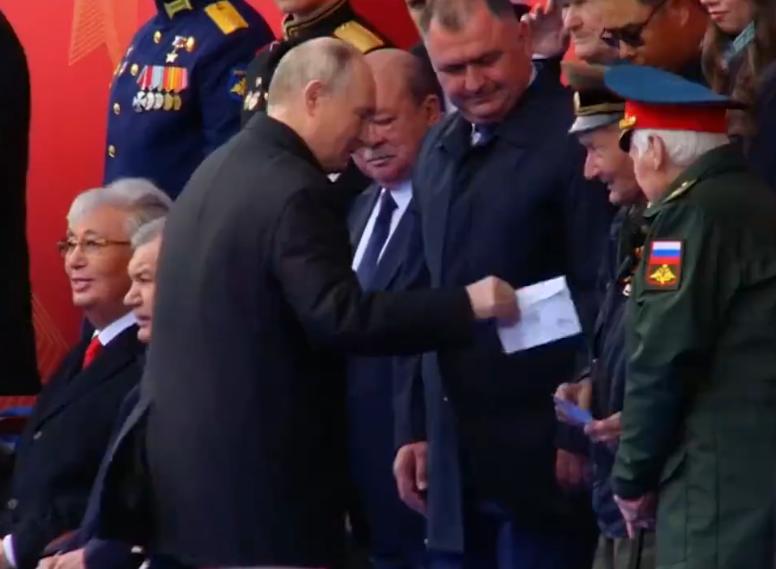 俄罗斯红场阅兵仪式上，一位老本递给普京一个纸条！
值得一提的是，普京收到这个纸条