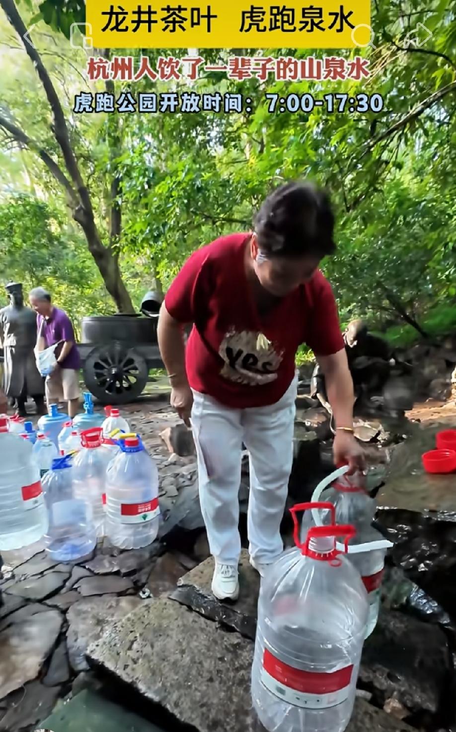 去虎跑打山泉水，是刻在老杭州人骨子里面的执念！
清晨六点多，虎跑公园门口已经挤满